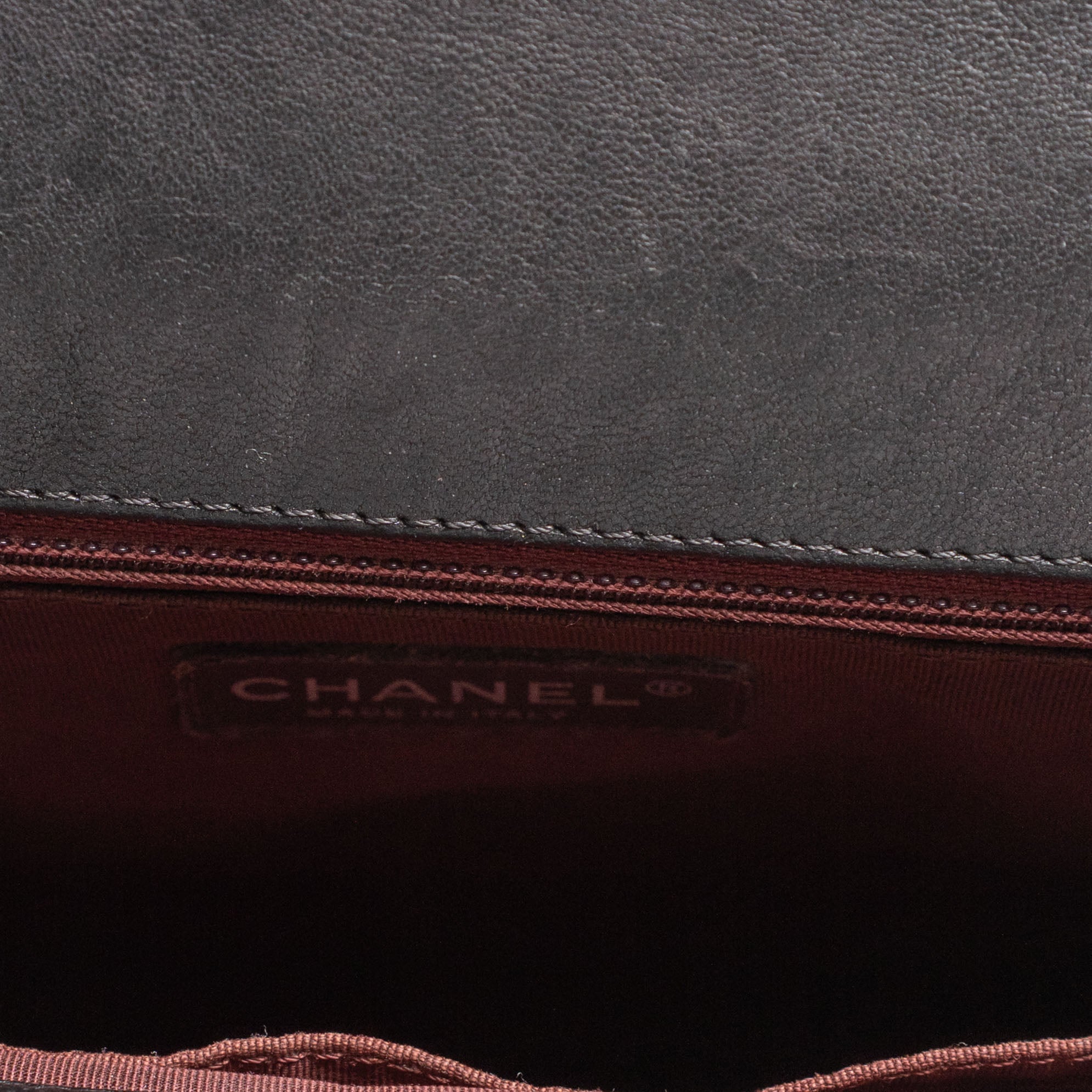 Bolso mediano Chanel Boy con ojales, negro