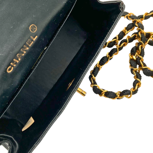 Bolso mini con solapa de satén vintage de Chanel