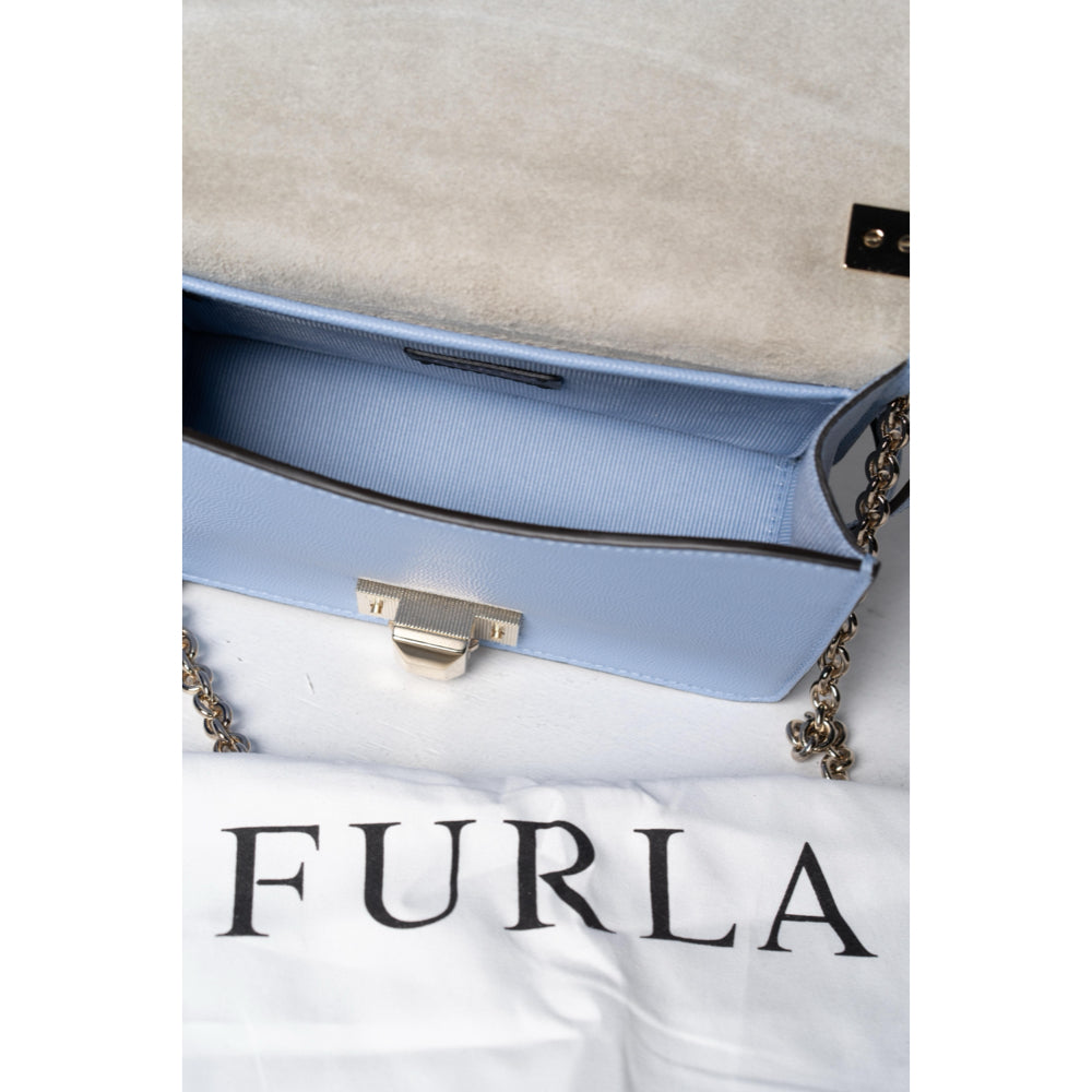 Bolso bandolera Furla de piel con cadena, color azul bebé