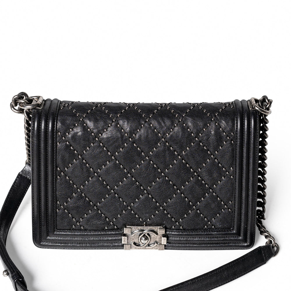 Chanel Medium Boy Bag mit Ösen, Schwarz
