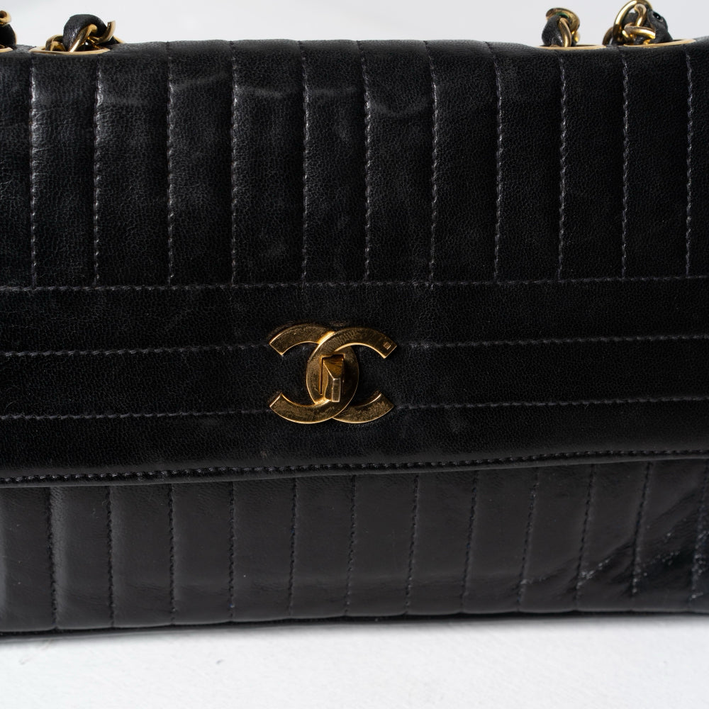 Bolso Chanel 2.55 Vintage, vertical, acolchado, de piel de cordero con solapa