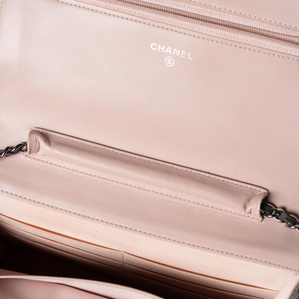 Cartera acolchada con pespunte salvaje de Chanel con cadena (WOC), piel gris y rosa