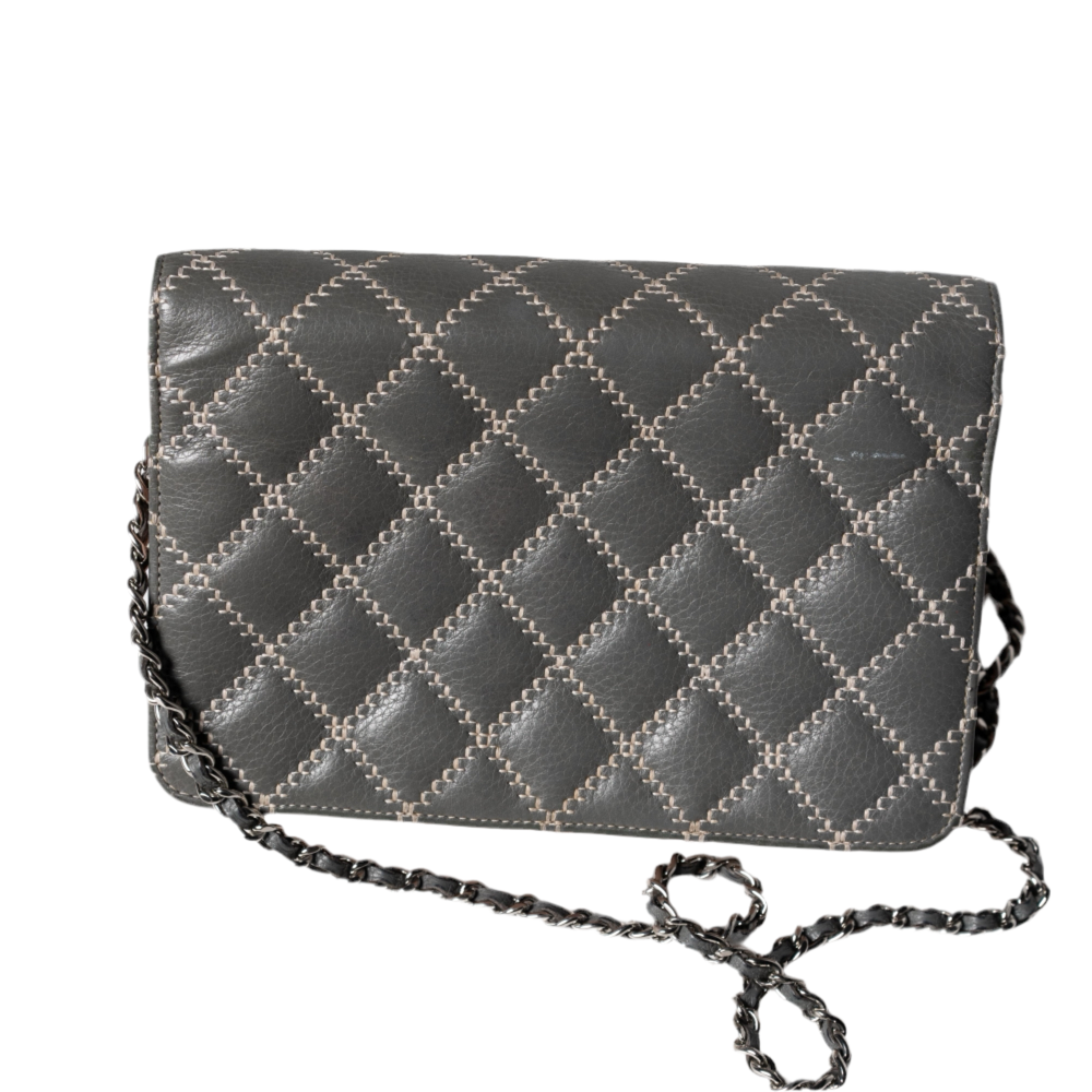 Cartera acolchada con pespunte salvaje de Chanel con cadena (WOC), piel gris y rosa