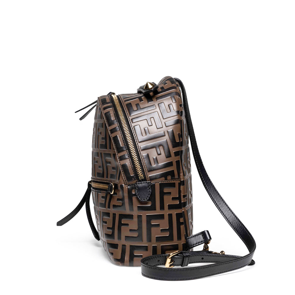 Mochila mini Fendi de piel marrón con monograma "FF"