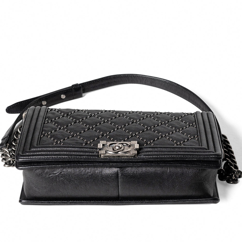 Chanel Medium Boy Bag mit Ösen, Schwarz