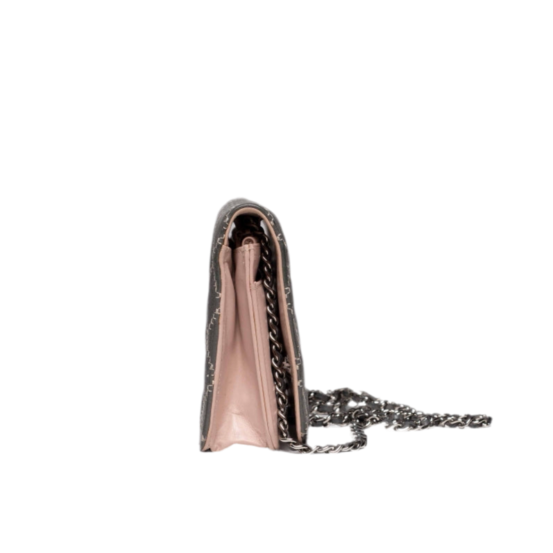 Cartera acolchada con pespunte salvaje de Chanel con cadena (WOC), piel gris y rosa