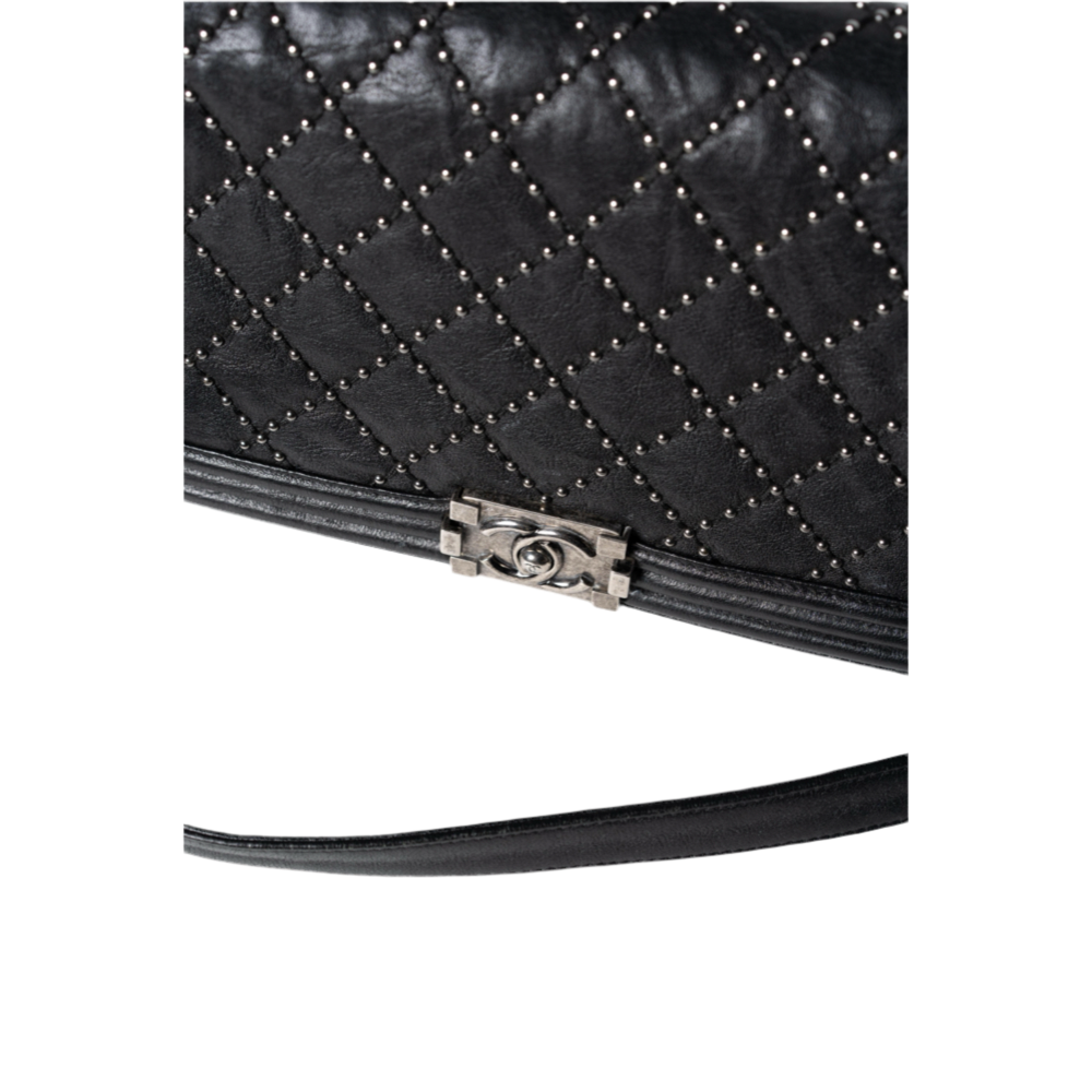 Chanel Medium Boy Bag mit Ösen, Schwarz