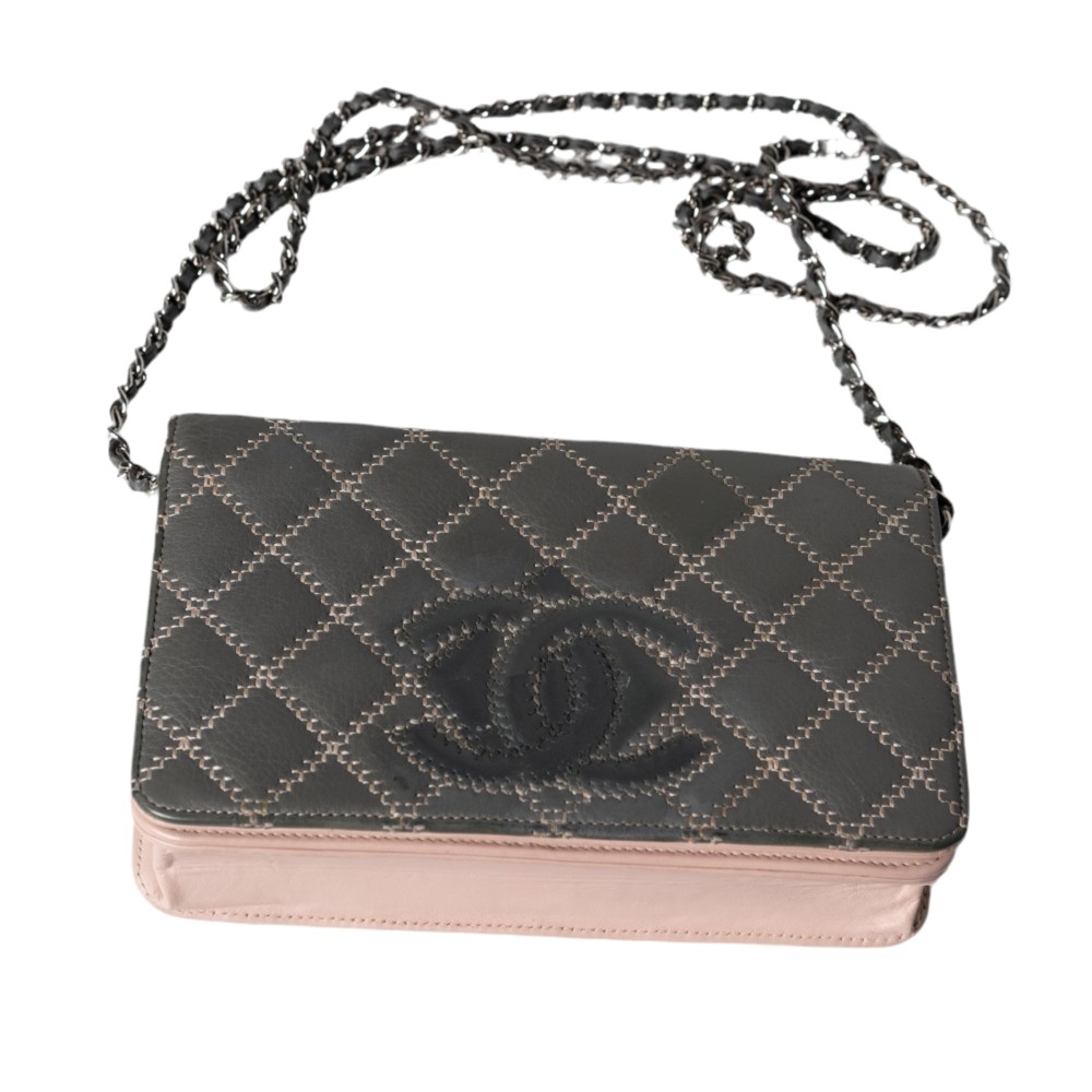 Cartera acolchada con pespunte salvaje de Chanel con cadena (WOC), piel gris y rosa