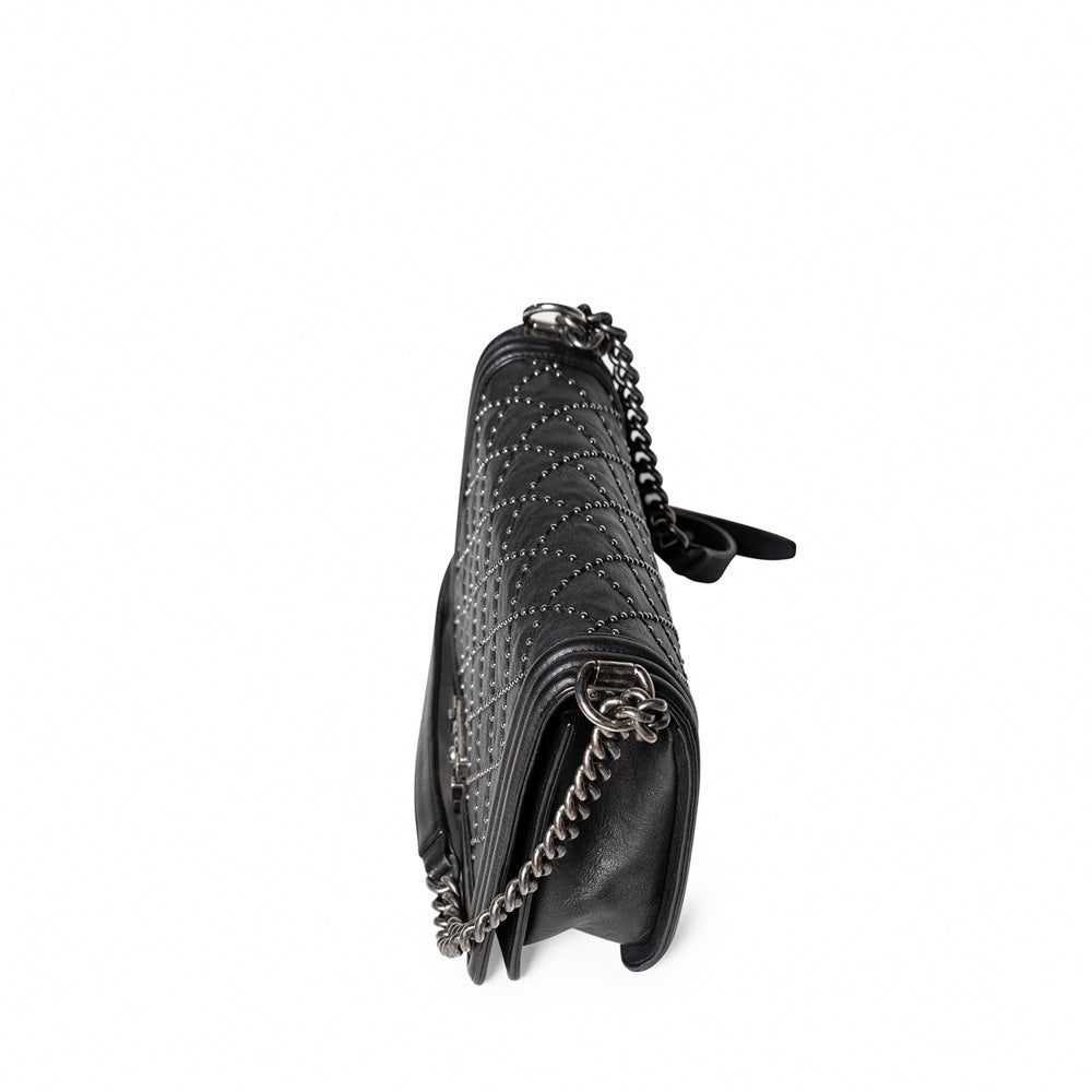 Chanel Medium Boy Bag mit Ösen, Schwarz