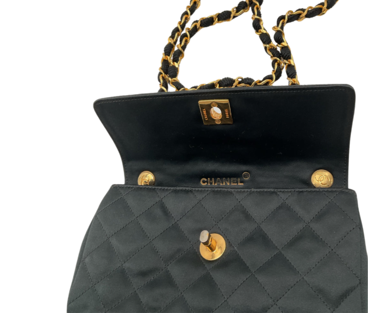 Bolso mini con solapa de satén vintage de Chanel