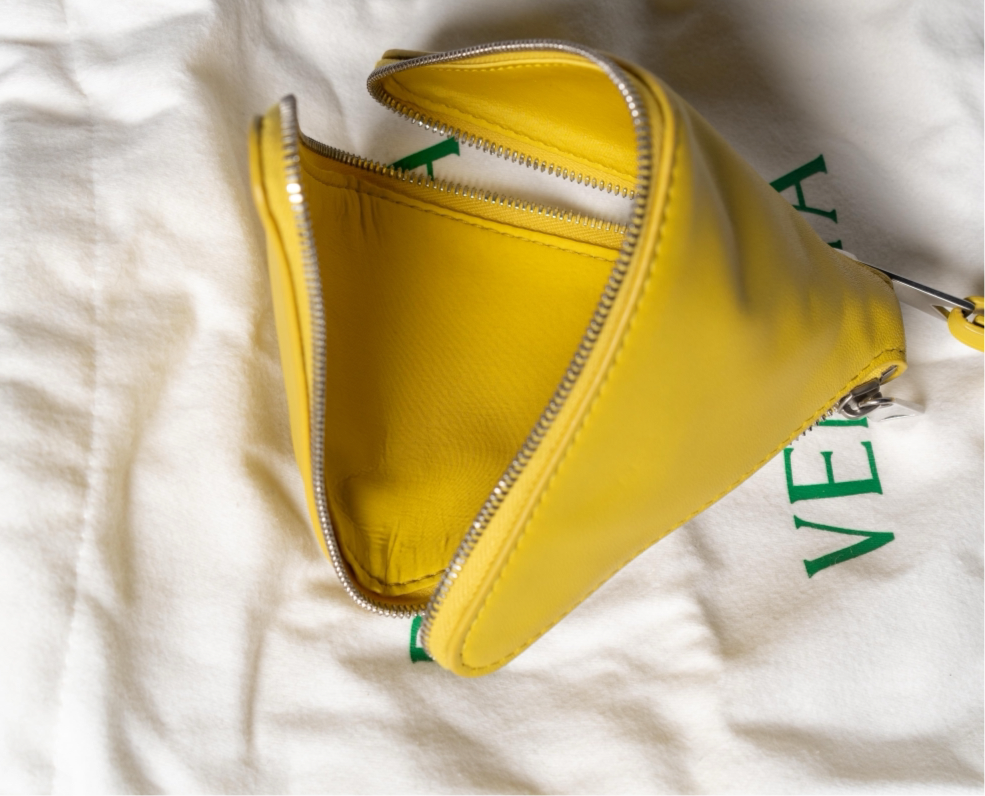 Estuche/bolso de piel Pyramid de Bottega Veneta, amarillo