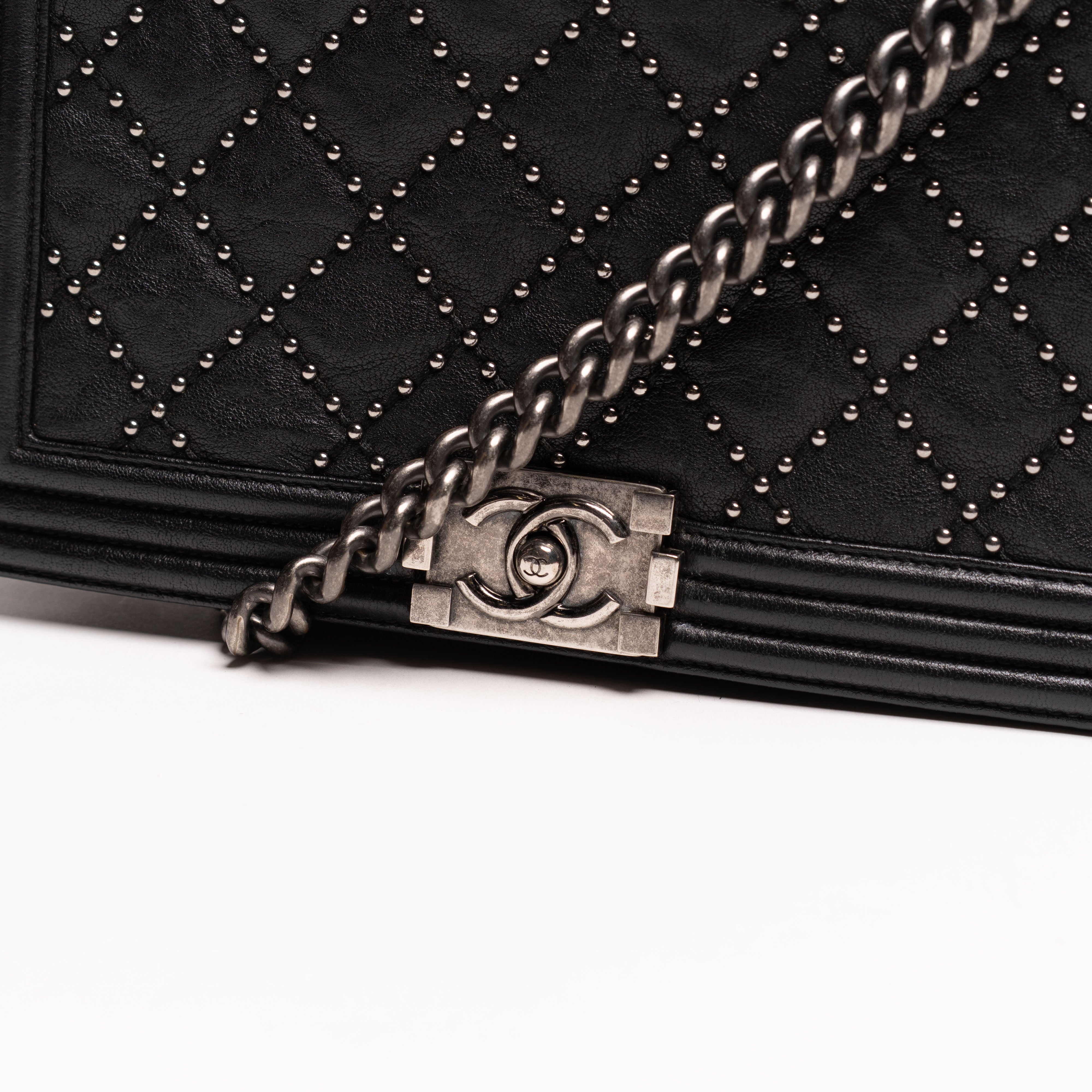 Bolso mediano Chanel Boy con ojales, negro