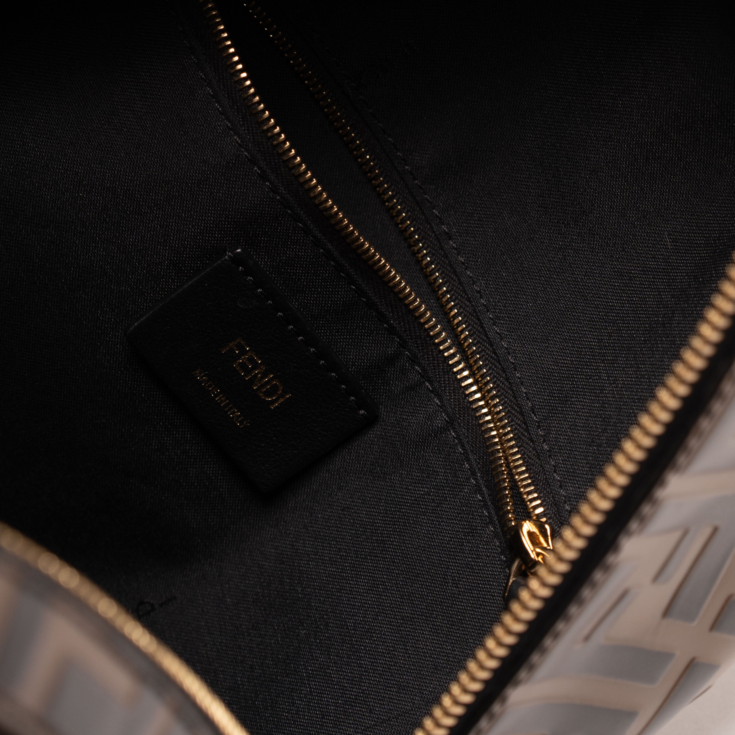 Mochila mini Fendi de piel marrón con monograma "FF"