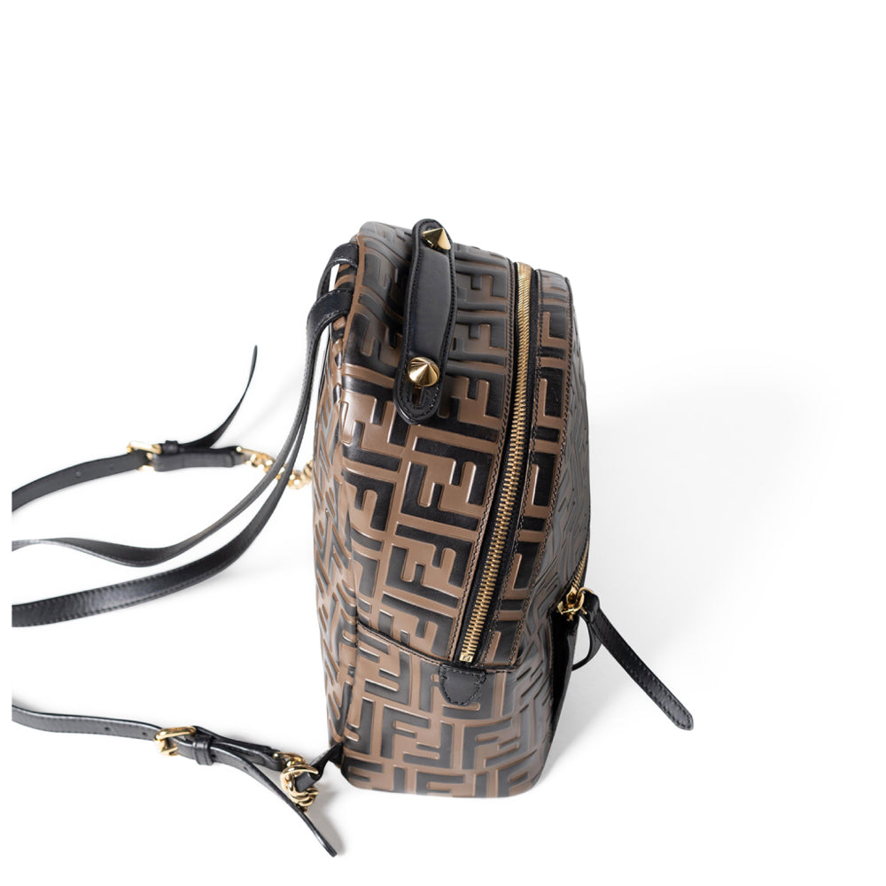 Mochila mini Fendi de piel marrón con monograma "FF"