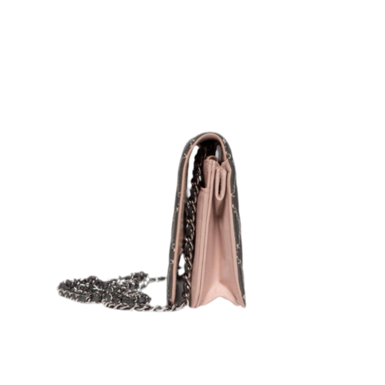 Cartera acolchada con pespunte salvaje de Chanel con cadena (WOC), piel gris y rosa