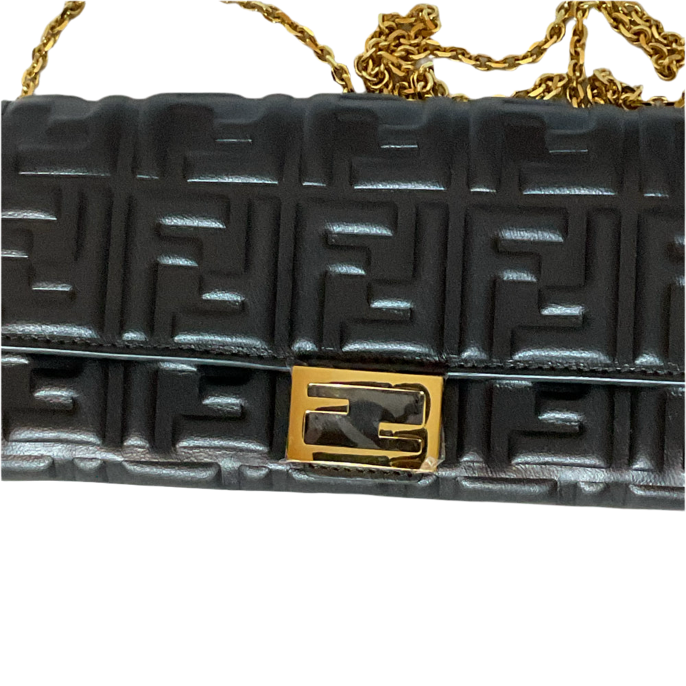 Cartera Fendi Baguette Continental con cadena, negra