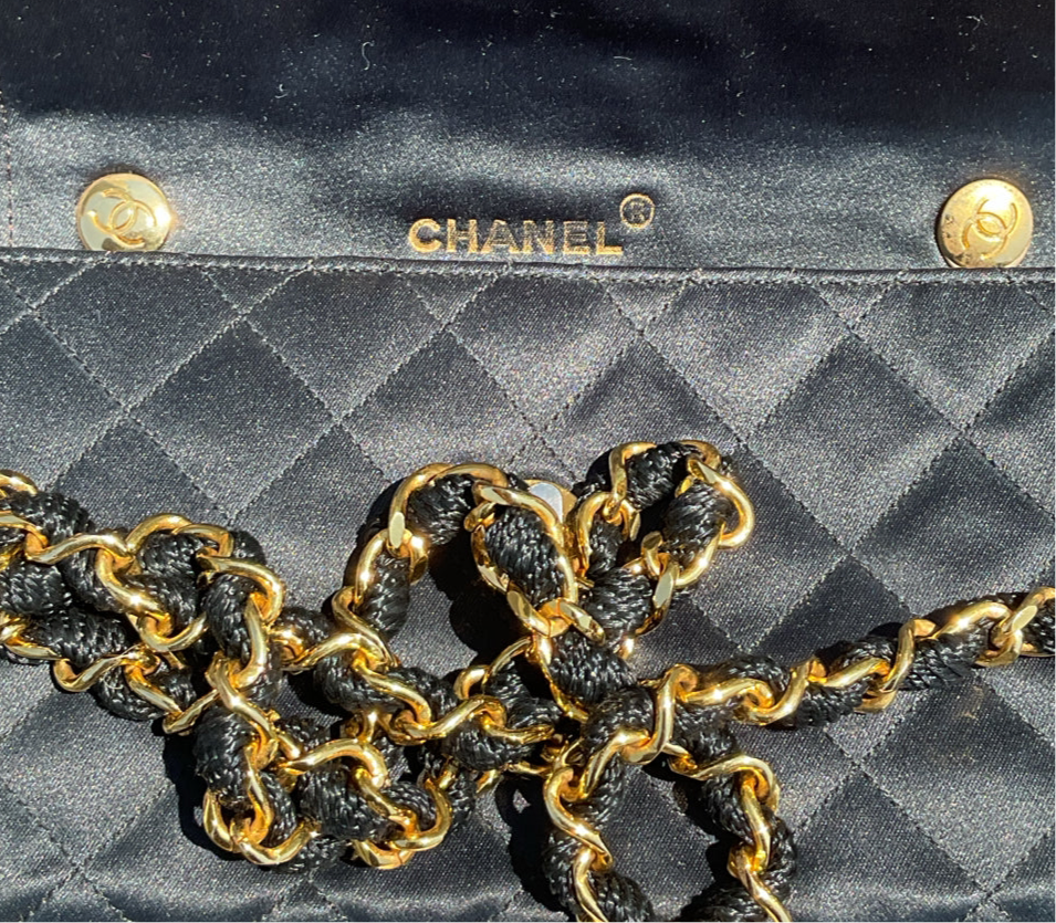Bolso mini con solapa de satén vintage de Chanel