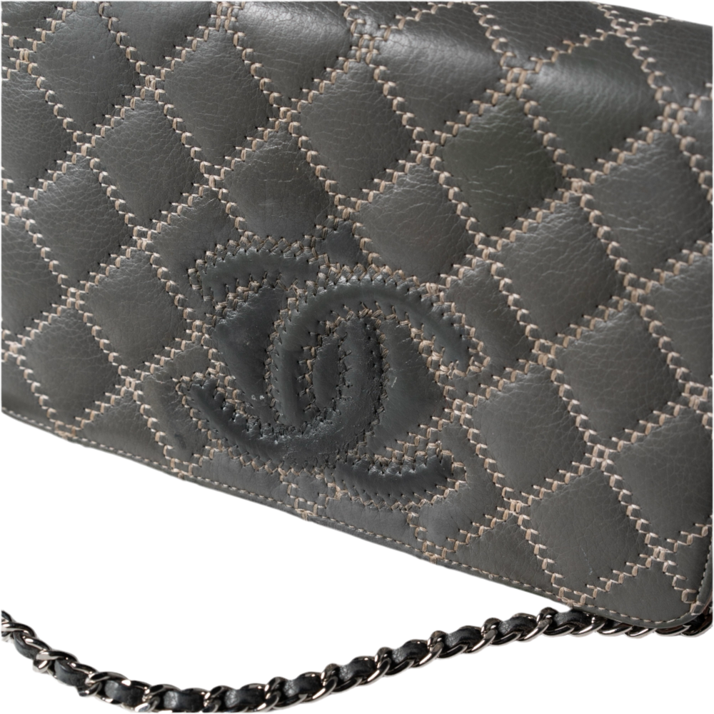 Cartera acolchada con pespunte salvaje de Chanel con cadena (WOC), piel gris y rosa