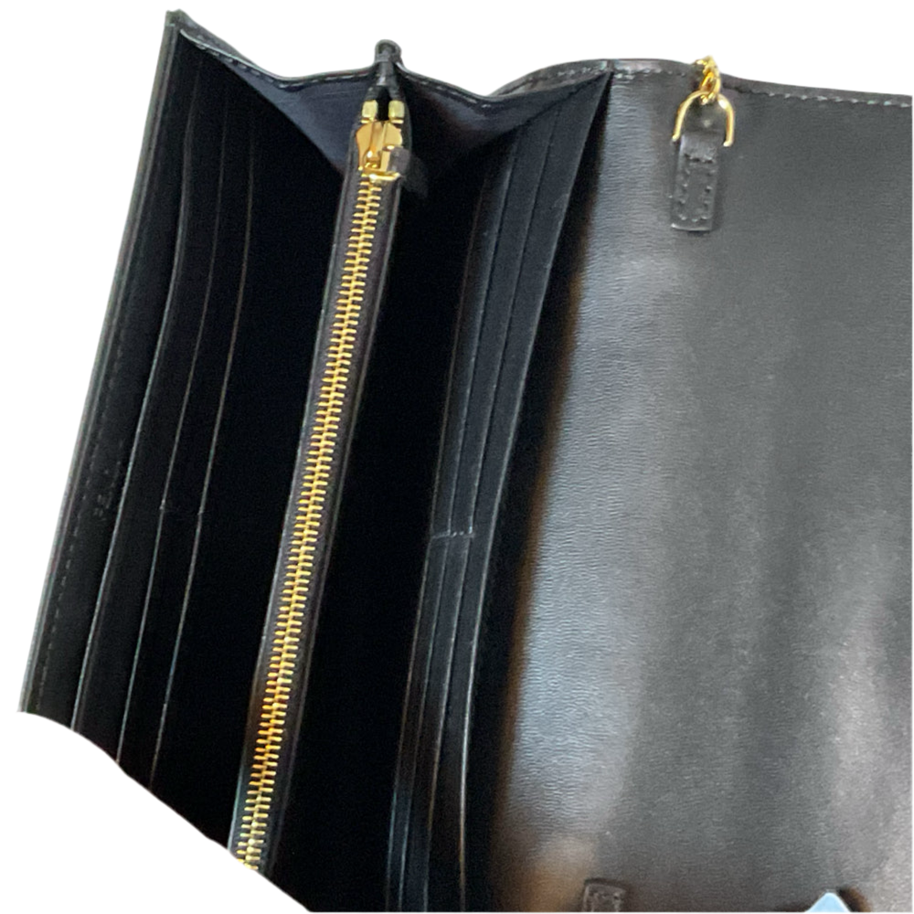 Cartera Fendi Baguette Continental con cadena, negra