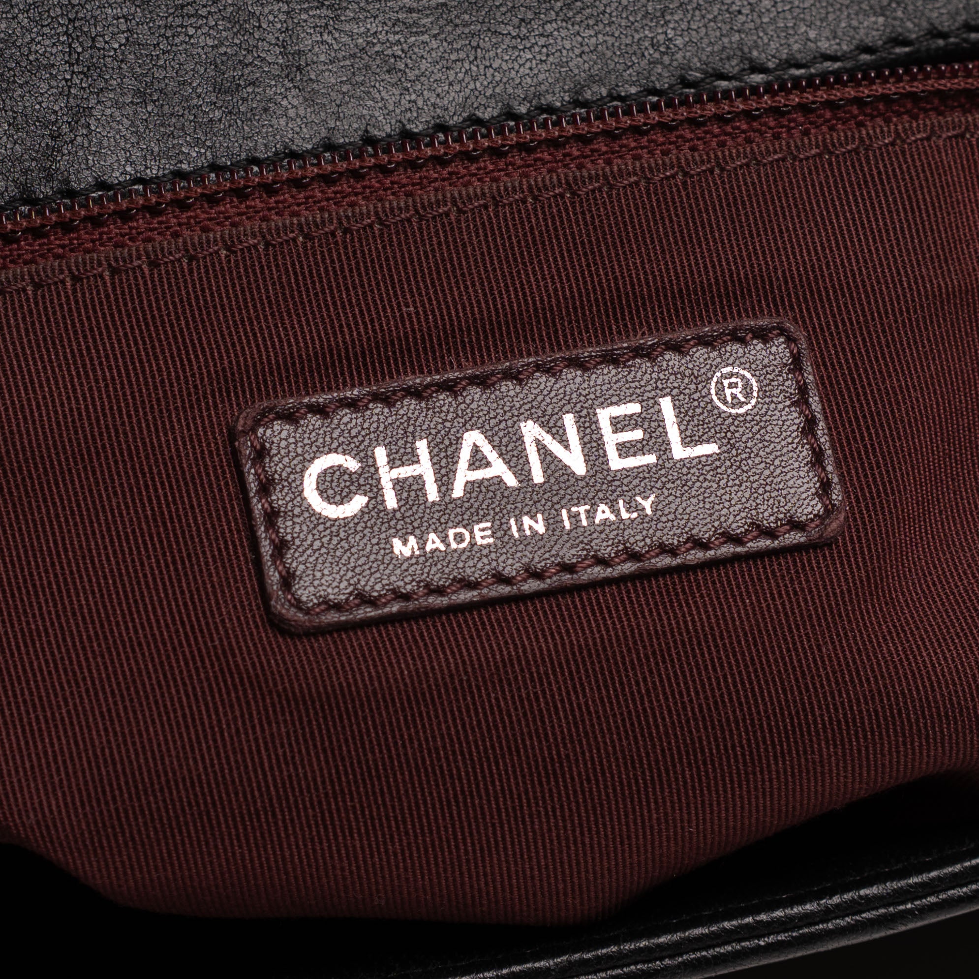 Bolso mediano Chanel Boy con ojales, negro