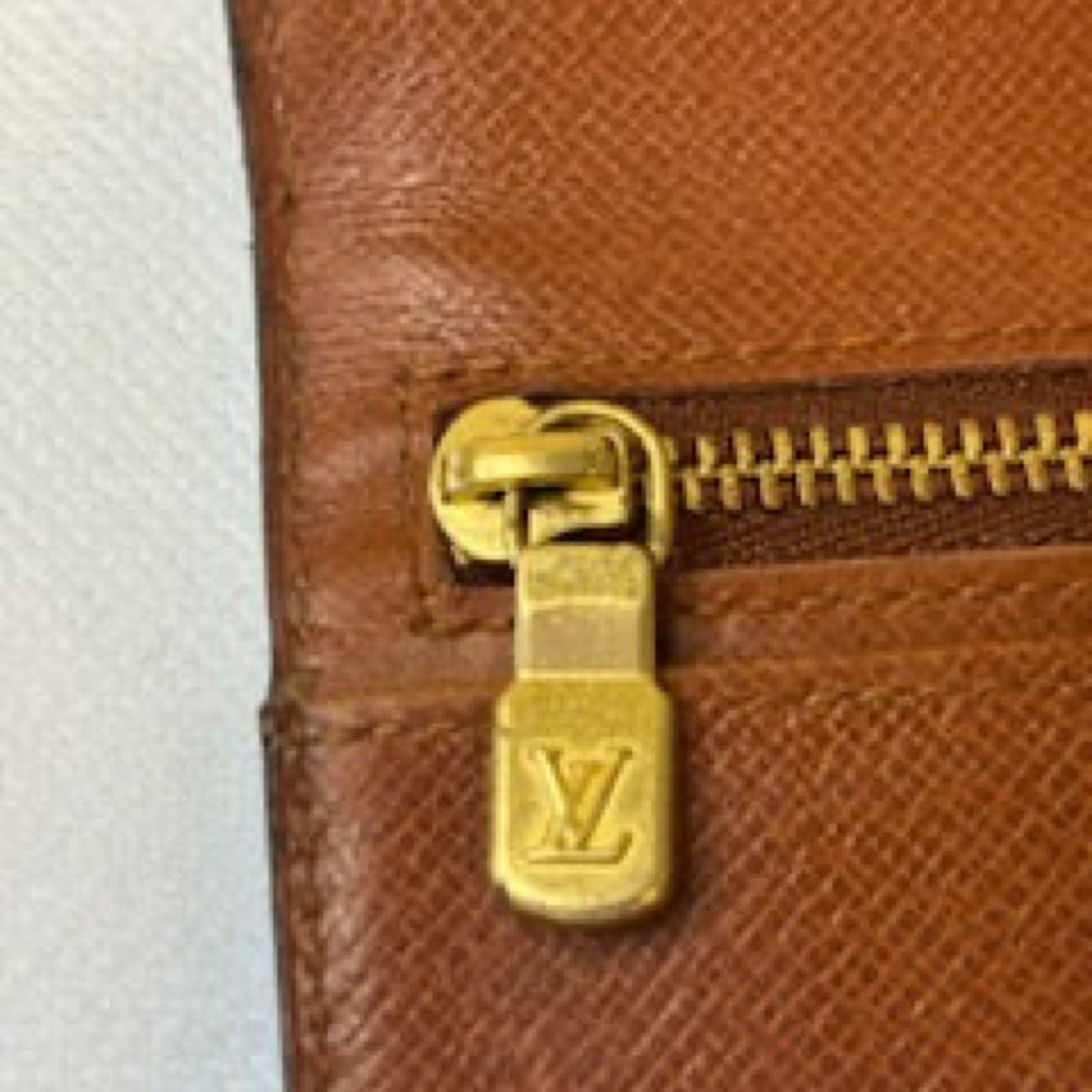 Cartera larga plegable con monograma y cierre de beso de Louis Vuitton