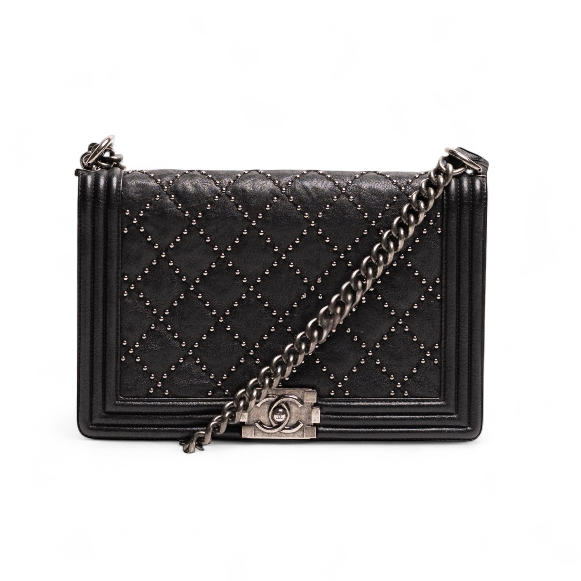 Bolso mediano Chanel Boy con ojales, negro