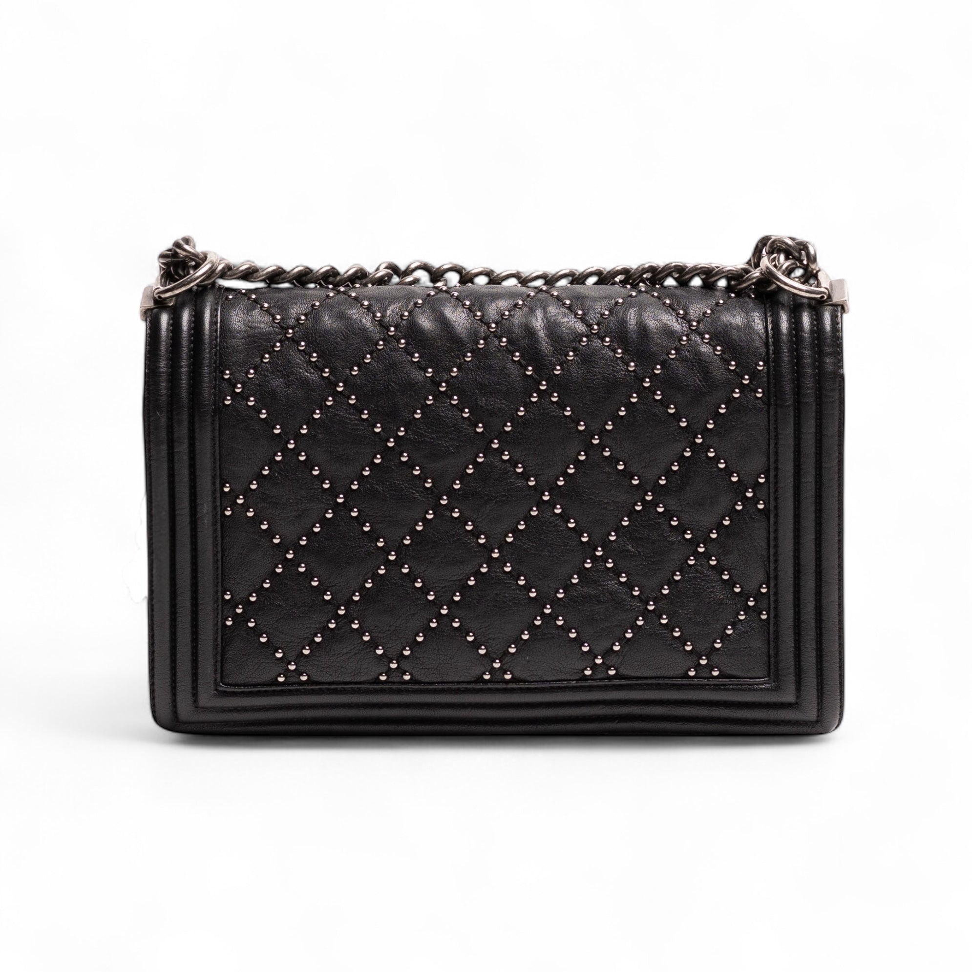 Bolso mediano Chanel Boy con ojales, negro