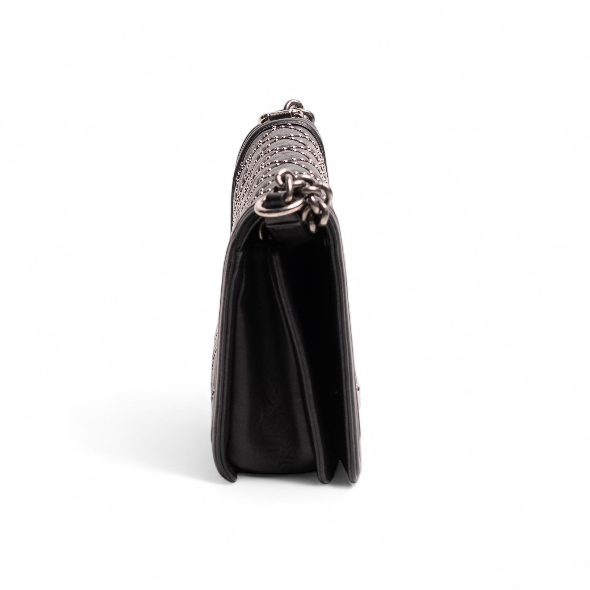 Bolso mediano Chanel Boy con ojales, negro