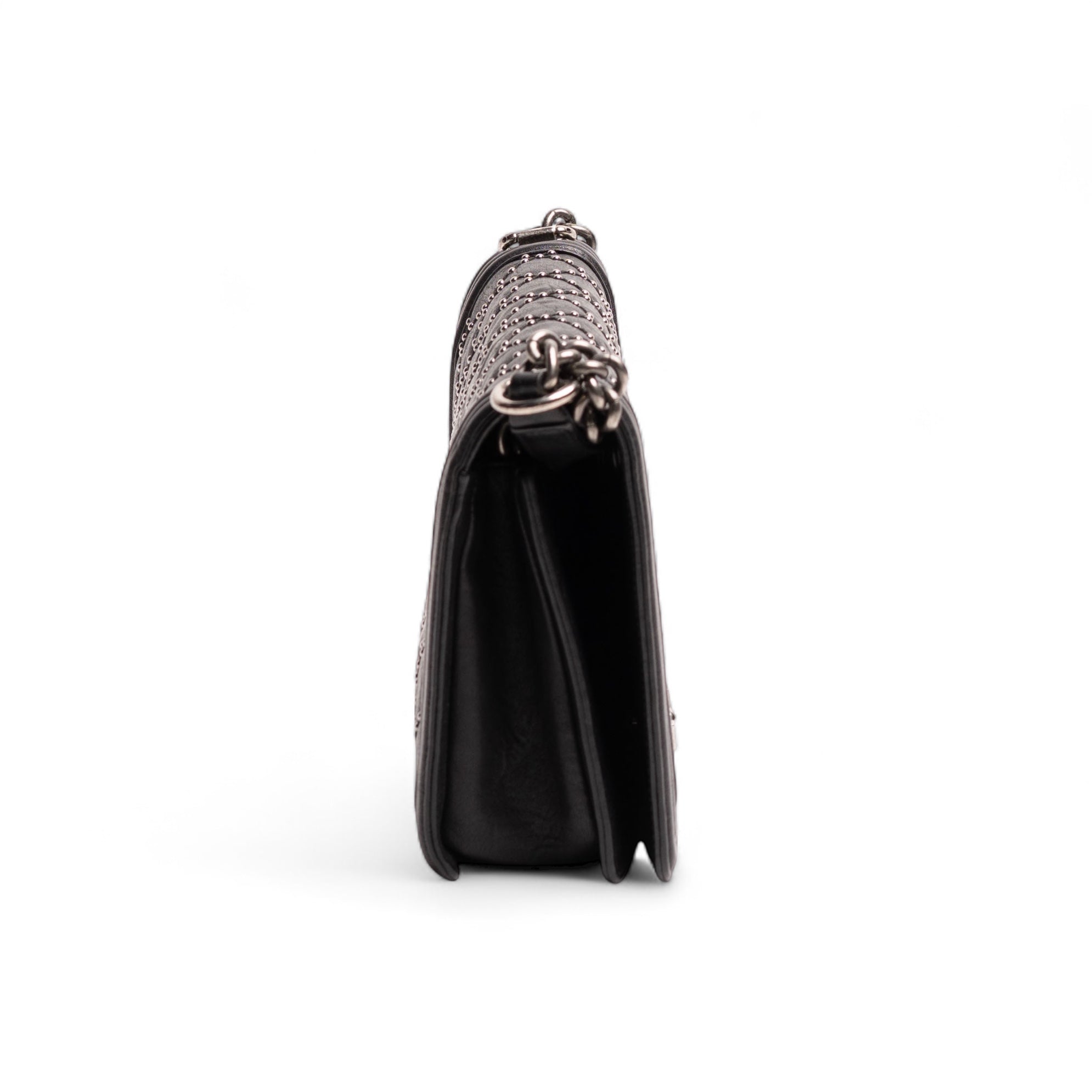 Bolso mediano Chanel Boy con ojales, negro