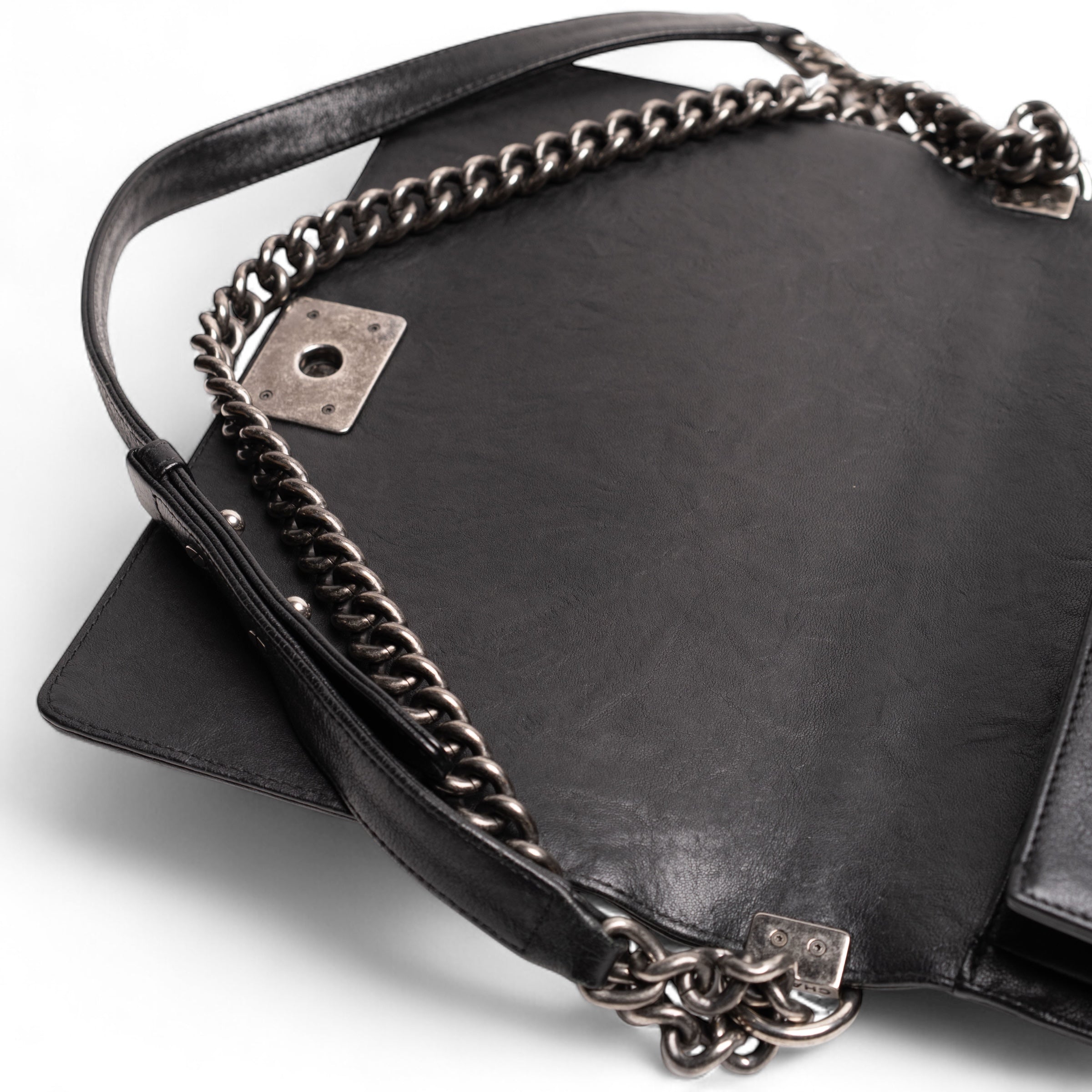 Bolso mediano Chanel Boy con ojales, negro