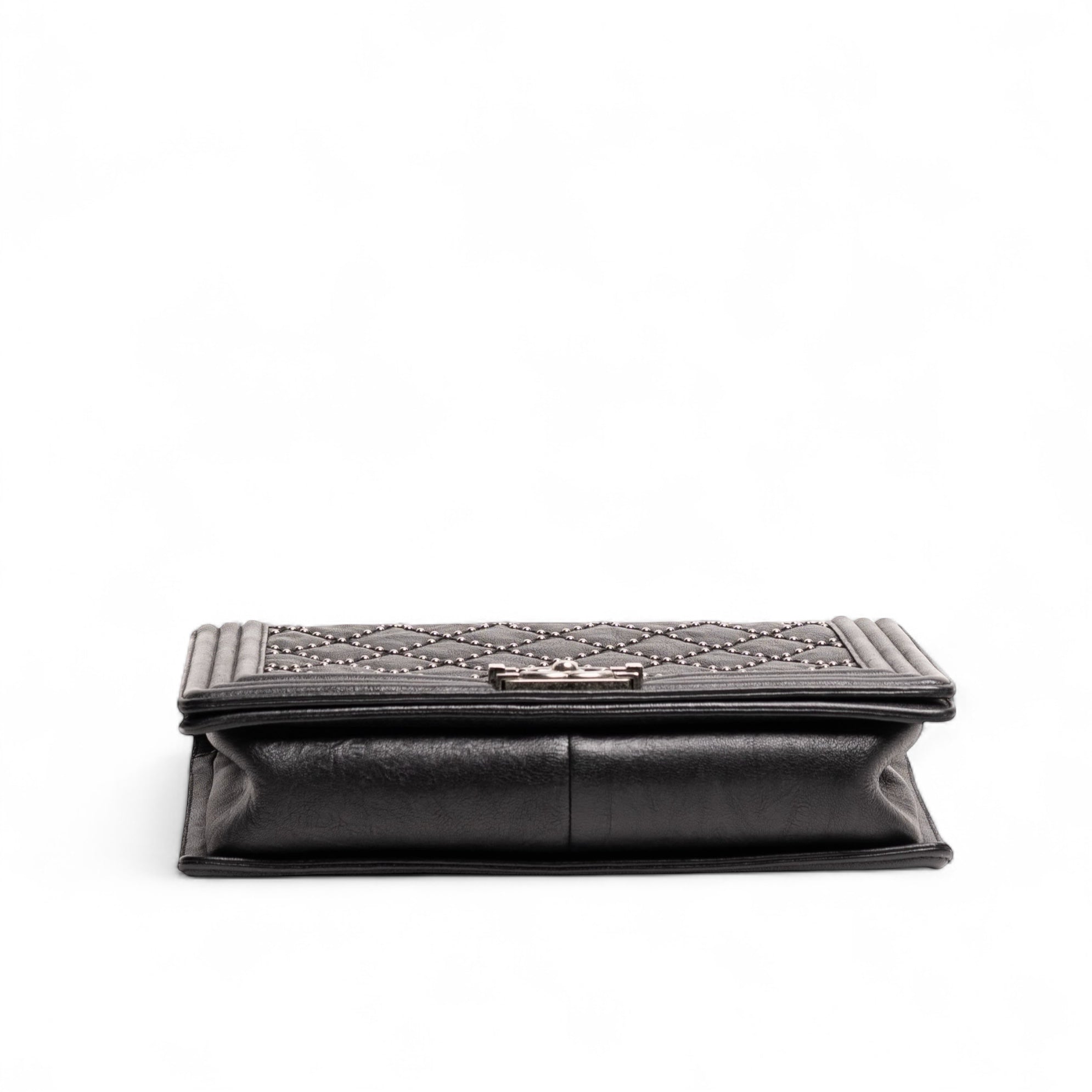 Bolso mediano Chanel Boy con ojales, negro