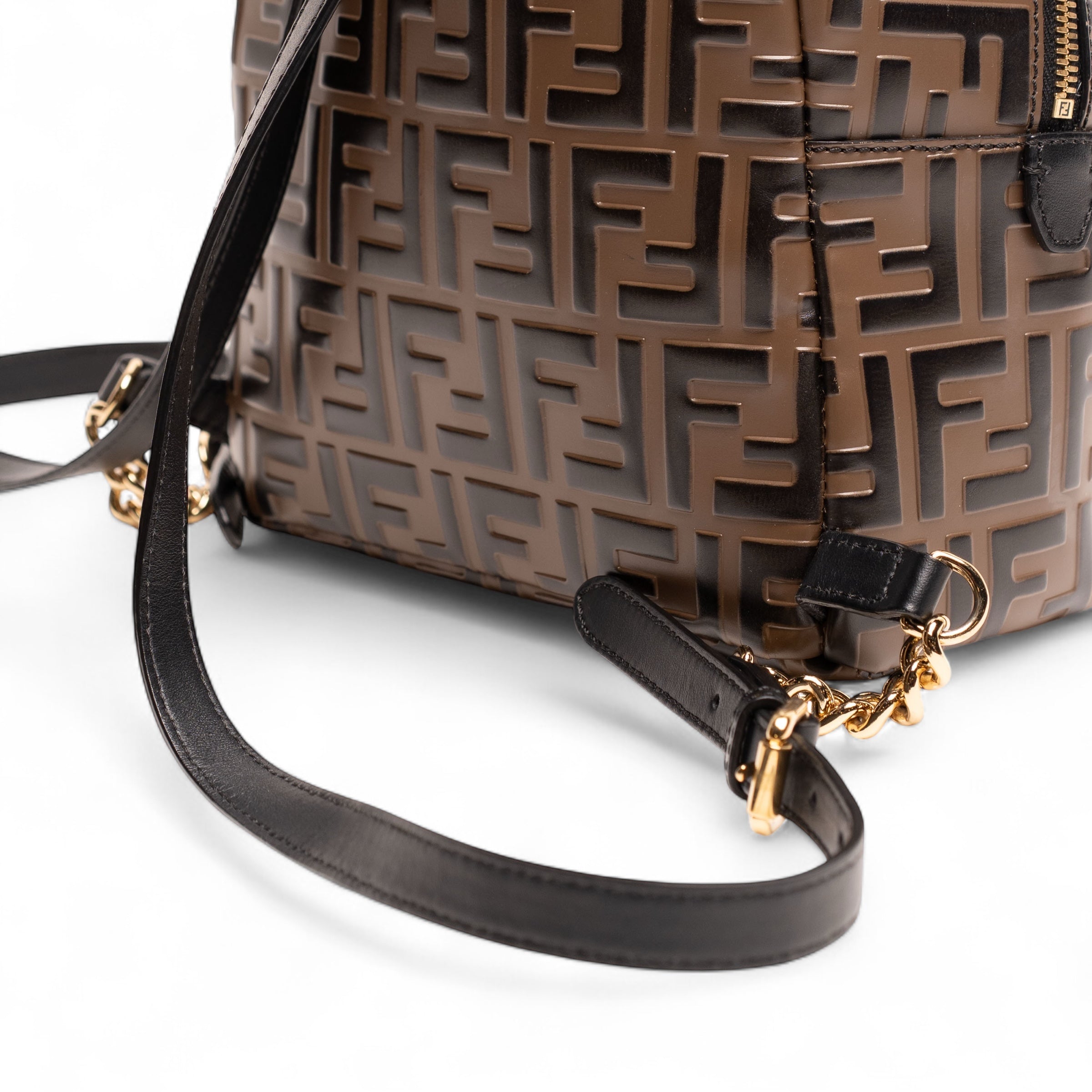 Mochila mini Fendi de piel marrón con monograma "FF"