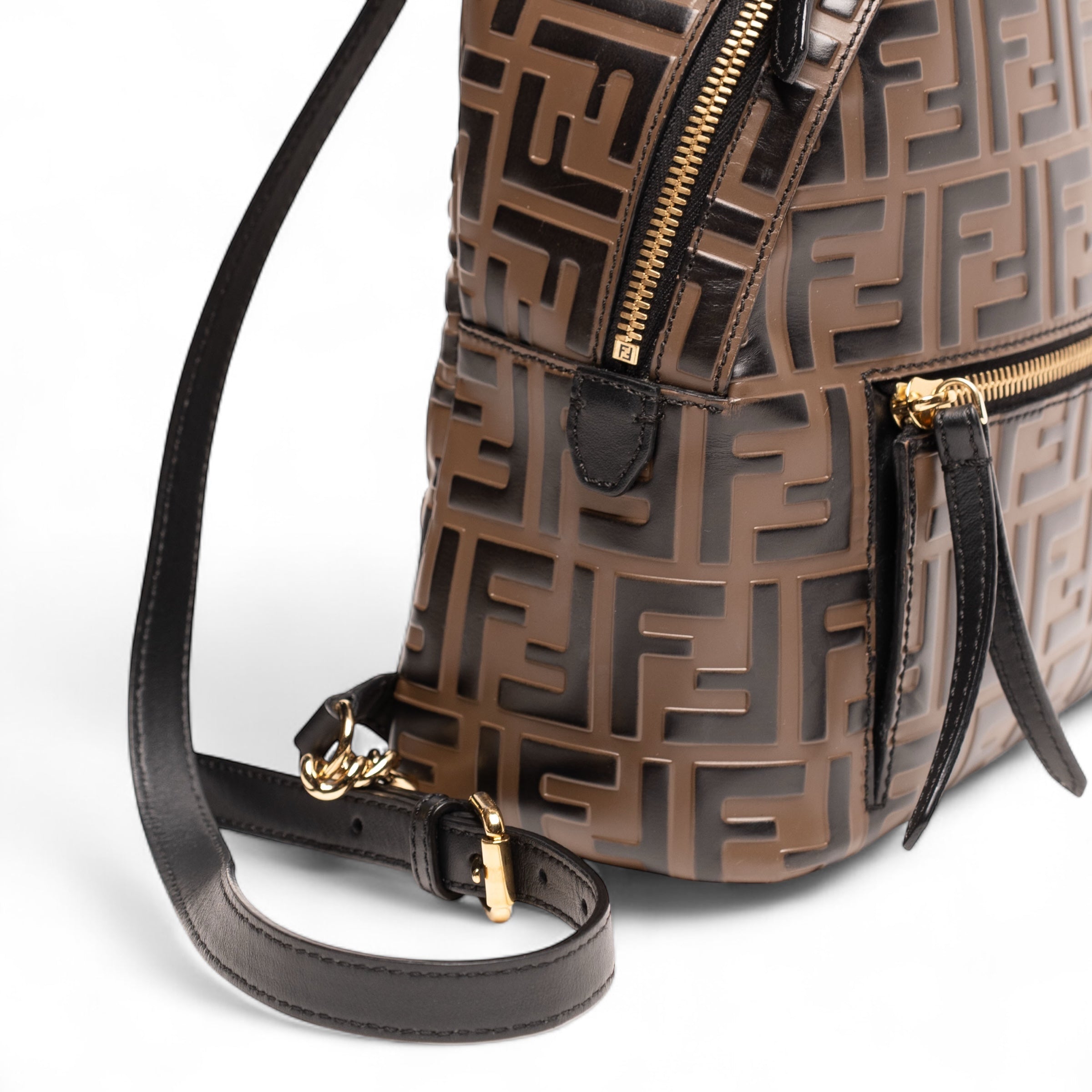 Mochila mini Fendi de piel marrón con monograma "FF"