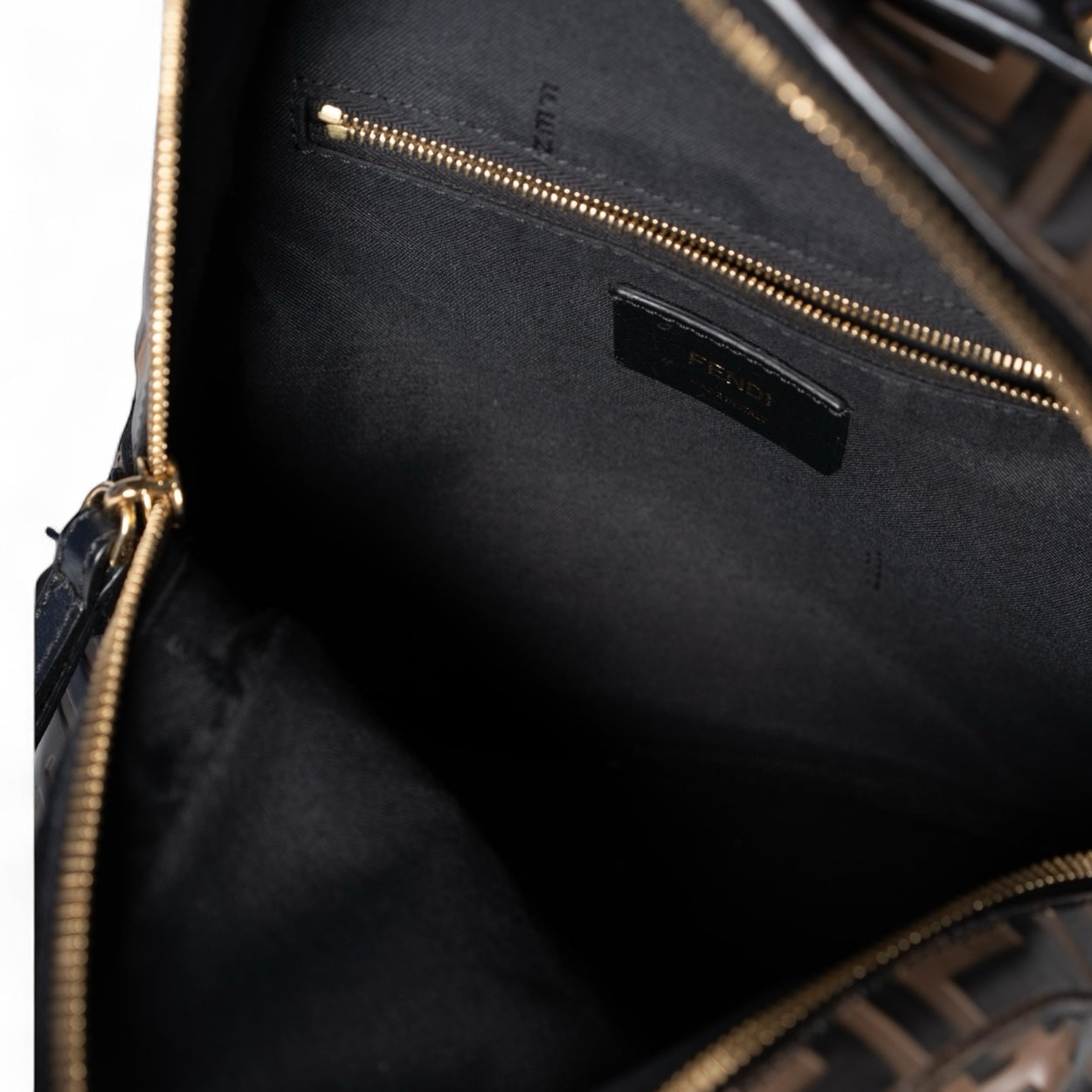 Mochila mini Fendi de piel marrón con monograma "FF"
