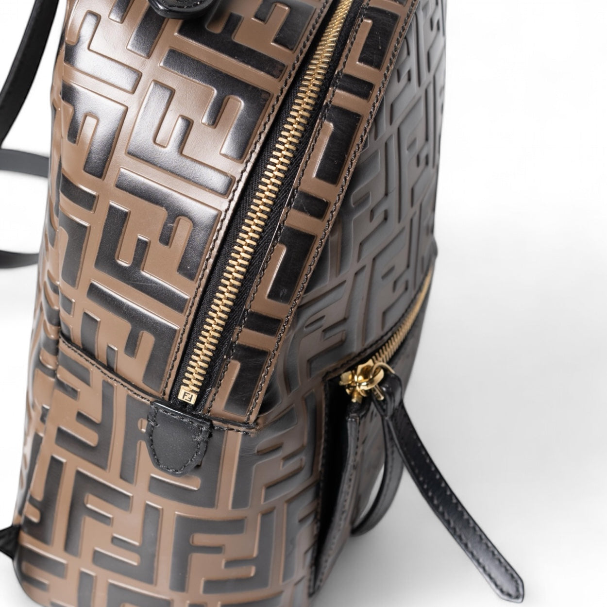 Mochila mini Fendi de piel marrón con monograma "FF"