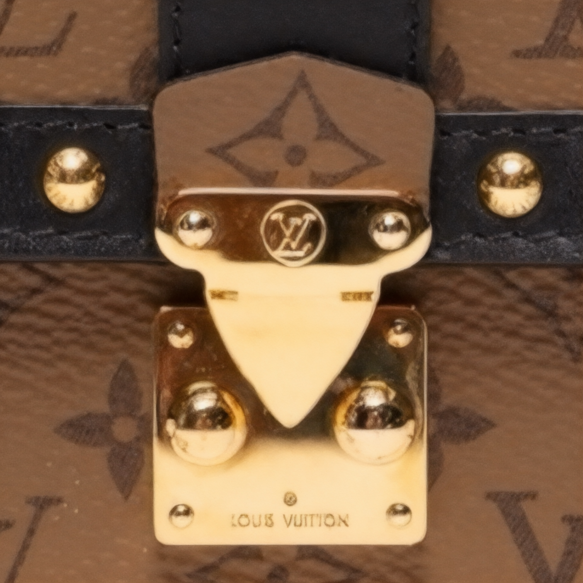 Louis Vuitton Monogram Reverse Essential Trunk Bag Anhänger/Armband