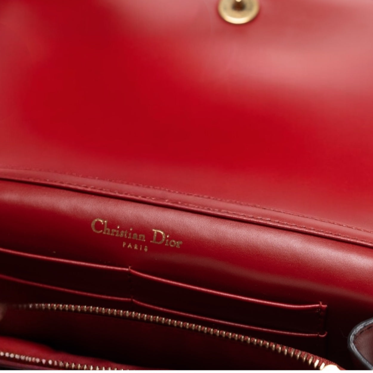 Cartera Cannage de piel de becerro con tachuelas y cadena de Christian Dior
