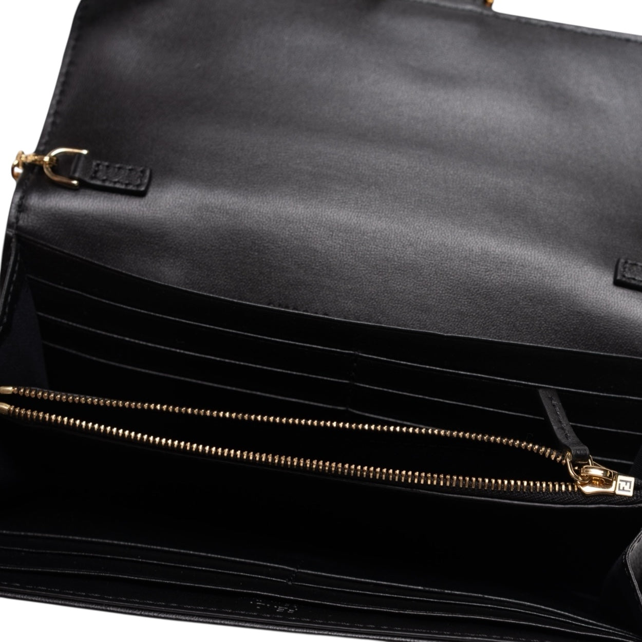 Cartera Fendi Baguette Continental con cadena, negra